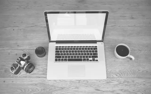 MacBook posé sur un bureau