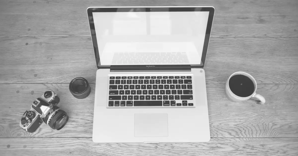 MacBook posé sur un bureau