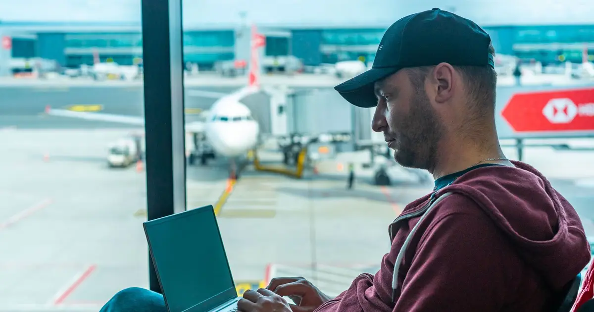 Personne attendant devant un ordinateur qui charge