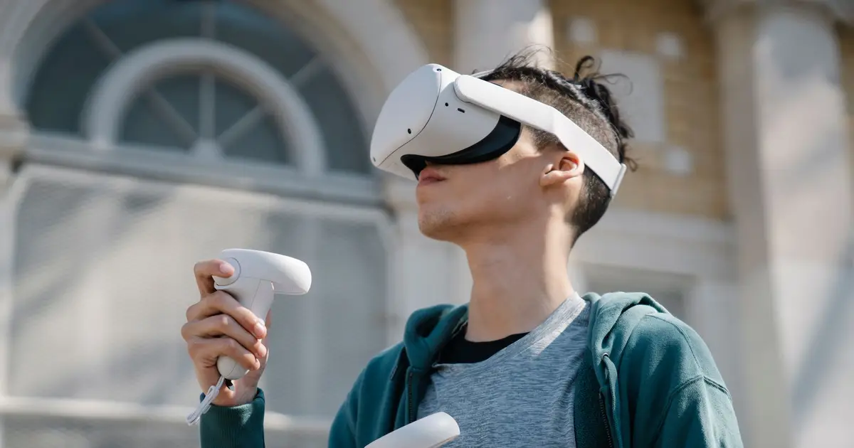 Personne portant un casque de réalité virtuelle