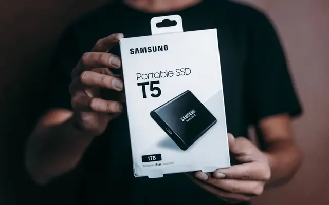 Disque dur externe de sauvegarde branché à un ordinateur