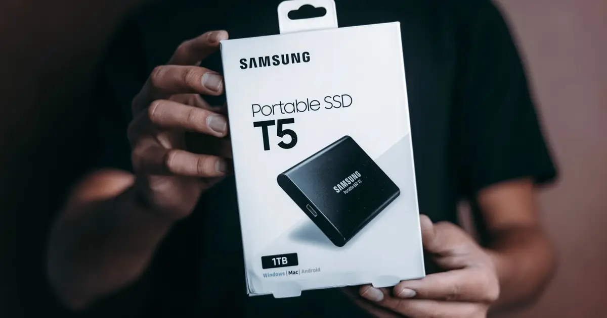 Disque dur externe de sauvegarde branché à un ordinateur